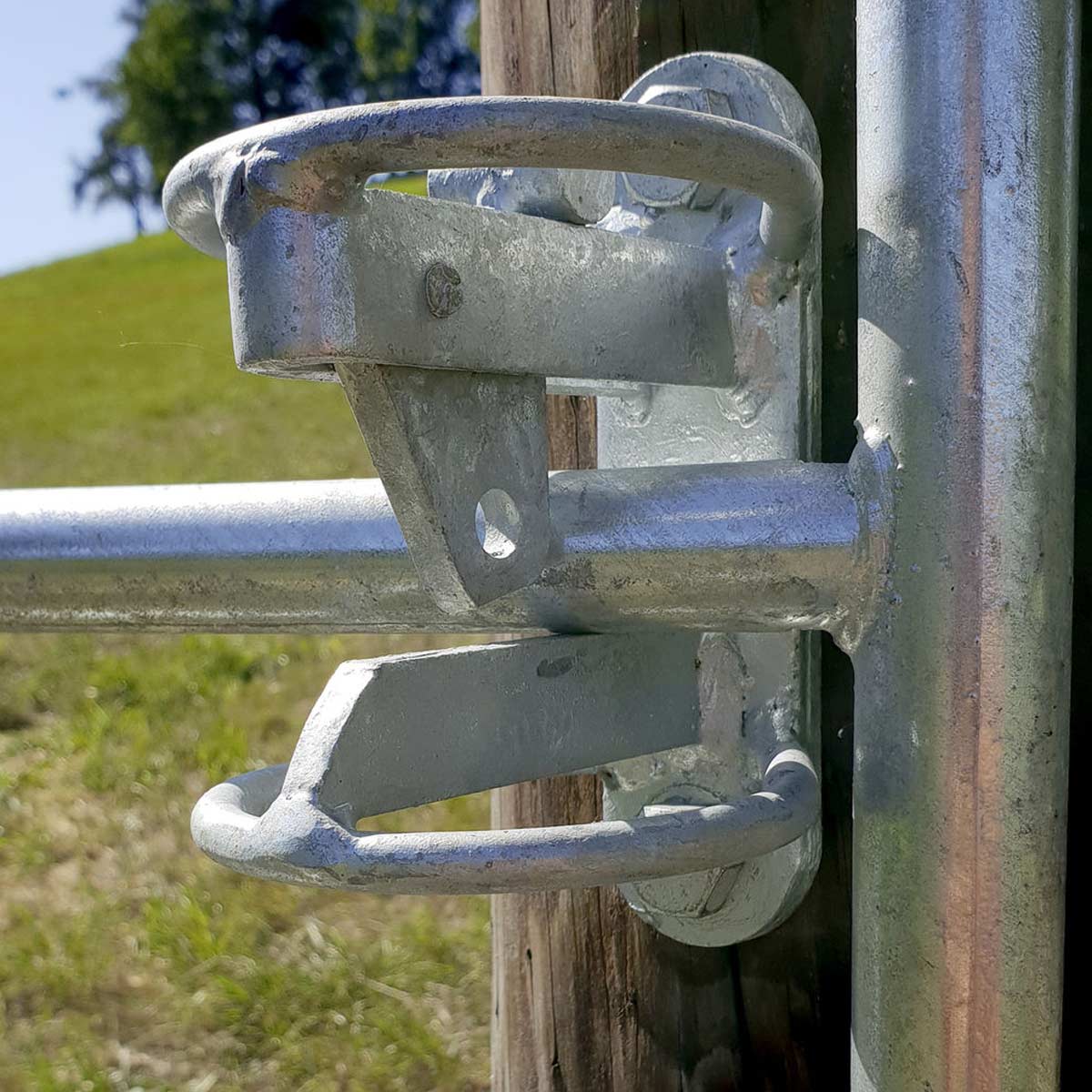 Closing option for farm gates galvanized