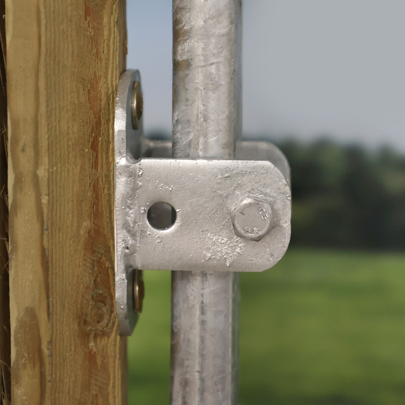 Wall and floor bracket for pasture panels